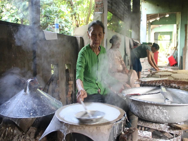 Giai đoạn tráng bánh trên nồi hấp